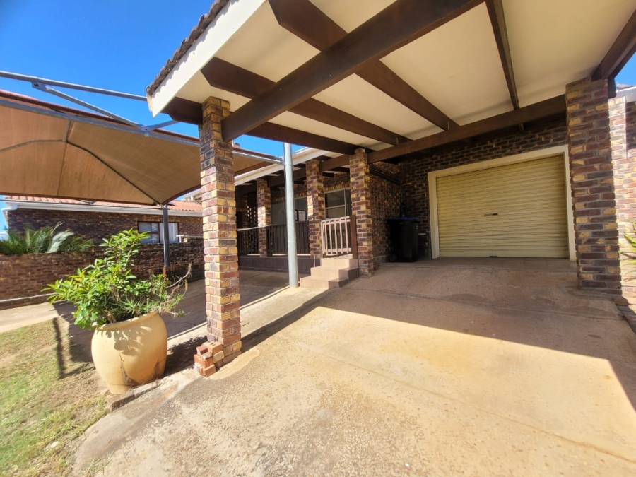 To Let 4 Bedroom Property for Rent in Wavecrest Eastern Cape